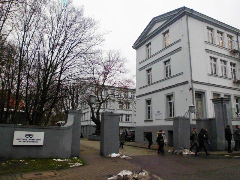 Zdrowszy wsad na ruszty w paleniskach. Może być niedrożej niż jest teraz, a o wiele czyściej w powietrzu, którym oddychamy. Im mroźniej na dworze, tym więcej pyłów w powietrzu.