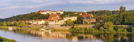 piaskowiec a w samym środku Pirna. Wspominane po raz pierwszy już w 1233 roku zabytkowe Stare Miasto, z ozdobnymi domami mieszczan jest świadectwem panującego tu niegdyś dobrobytu.