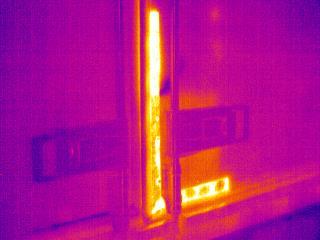 Temperatura, prędkość wiatru, natężenie promieniowania słonecznego, wypromieniowanie energii cieplnej przez czysty nieboskłon to czynniki, które skutecznie utrudniają wykonanie wiarygodnych pomiarów