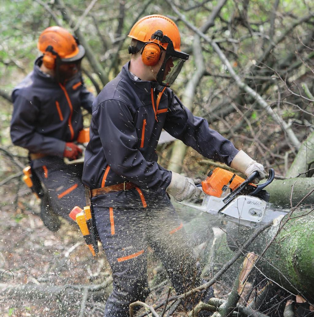 TIMBERGUARD DLA UŻYTKOWNIKÓW PILAREK NIEBEZPIECZNA PRACA BEZPIECZNA ODZIEŻ Podczas pracy w lesie i ogrodzie ważne jest, aby nosić odpowiednią odzież ochronną.