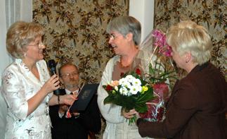 także inicjatorka wielu wystaw artystycznych Polaków w Bretanii; imponująco mówi i pisze po polsku! Polskę darzy ogromną sympatią, ma u nas wielu przyjaciół.