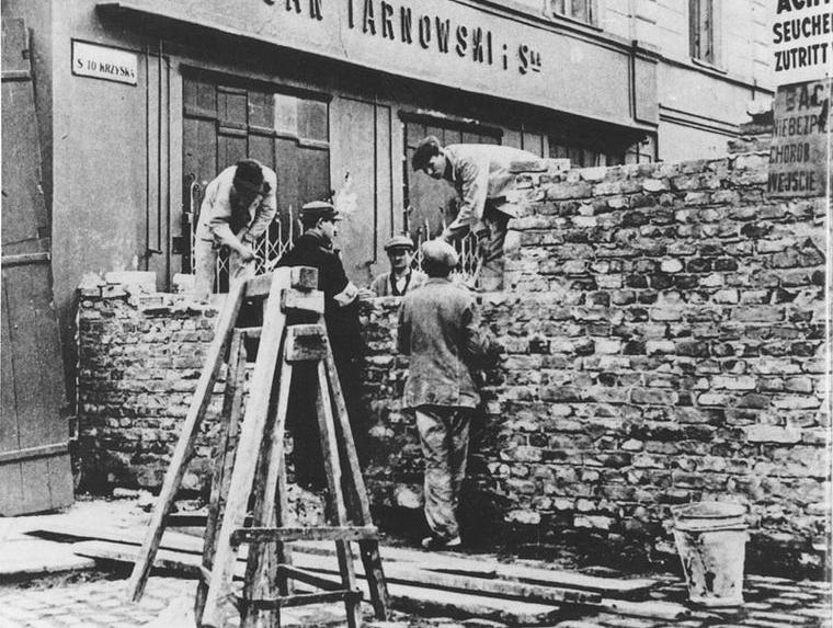 1939 1940 Budowa muru getta, 1940 Ze zbiorów Muzeum Holokaustu w Waszyngtonie UTWORZENIE GETTA WARSZAWSKIEGO Od wybuchu II wojny światowej w 1939 roku Żydzi byli obiektem szczególnych represji.