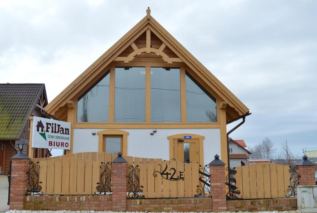 Duży salon jest doskonałym miejscem do odpoczynku i spędzenia miłych chwil w rodzinnej atmosferze. Dom drewniany Sopot, łączy w sobie tradycję z nowoczesnością.