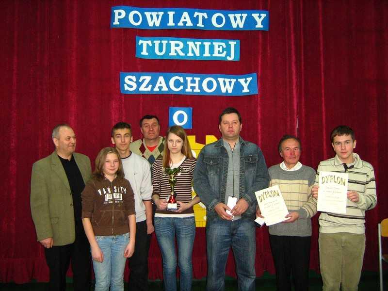 P. Nasza drużyna Mistrzem Powiatu! W dniu 27 marca 2010 r. w Publicznym Gimnazjum w Sielcu odbyła się kolejna edycja Powiatowego Turnieju Szachowego o Złotą Wieżę.