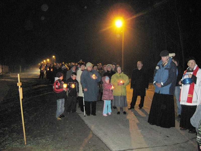 Orkiestry Dętej. Kolejnym punktem uroczystości było wystąpienie Pana Wiesława Radzięciaka Wójta Gminy Leśniowice, który podkreślił ogromną rolę Papieża Polaka w życiu Polski i całego świata.