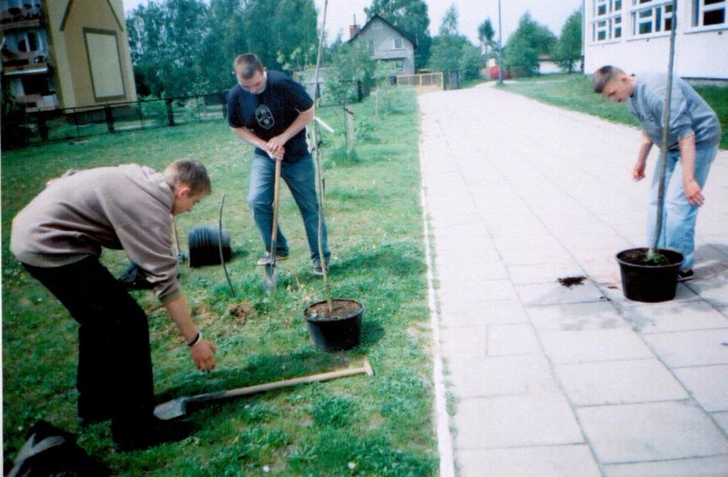 Ewa Skwara Gimnazjum nr 18 z Oddziałami Integracyjnymi im. Kazimierza Wielkiego w Częstochowie EKOLOGIA W NASZYM GIMNAZJUM PRACA CZY PASJA? Jeśli myślisz rok naprzód sadź ryż.