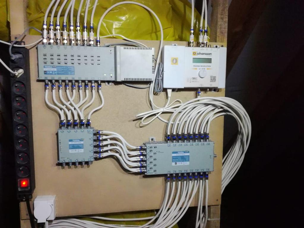Kompleks budynków wielorodzinnych Skwierzyna Kompleks budynków wielorodzinnych Strzelce Krajeoskie Deweloper zażyczył sobie, aby instalacja znajdowała się na poddaszu, bez skrzynki zamykanej na