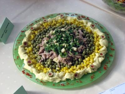 Bułgarska sałatka z buraków 350g młodych buraków 2 korniszony 1 łyżeczka koperku, 1 łyżeczka szczypiorku Sos: 2 łyżki octu winnego, 4 łyżki jogurtu naturalnego, sól, pieprz Caprese 1 opakowanie