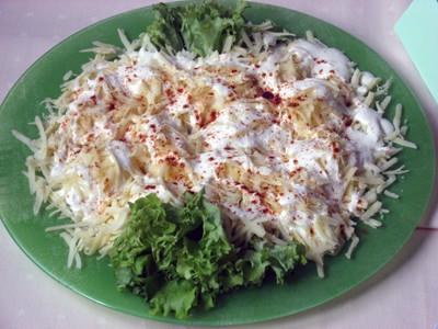 Sałatka ziemniaczana z oliwkami 1kg ziemniaków, 20 dag kiełbasy czosnkowej, 10 dag owczego sera 1 czerwona papryka, 1 pęczek dymki 2-3 ząbki czosnku, 150ml jogurtu naturalnego, 3 łyżki oliwy z oliwek