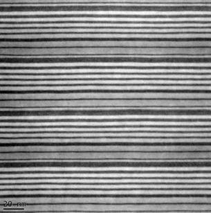 Zakład Fotoniki 11 Rys. 7. Zdjęcie HRTEM obszaru aktywnego struktury laserowej Występowanie chropowatości wskazuje że poszerzenie granicy międzyfazowej jest rzędu warstwy atomowej.