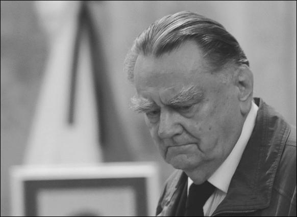 Wspomnienie byłego premiera Jana Olszewskiego Jan Olszewski urodził się 20 sierpnia 1930 r. w Warszawie. W czasie okupacji działał w Szarych Szeregach.