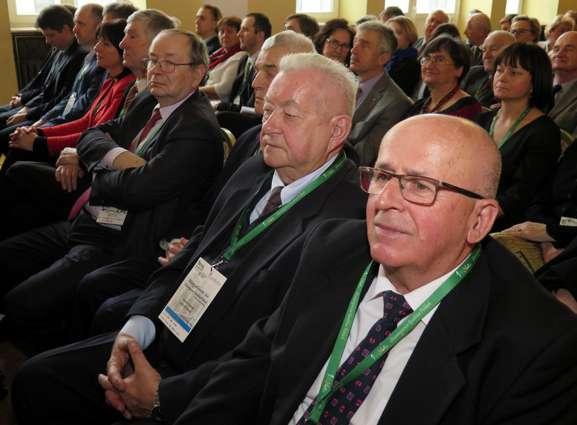 Tomasz Lipecki, Anna Kowalewska; Od prawej: Czesław Bartoszewicz, Zbigniew Olszewski Przypomniano, że Stowarzyszenie Geodetów Polskich stanowi organizację, która zrzesza geodetów z różnych grup
