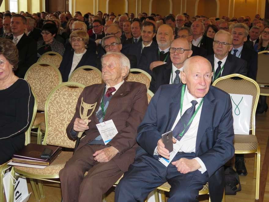 serdecznego ciepła aby historia Stowarzyszenia toczyła się dalej; SGP niech trwa.