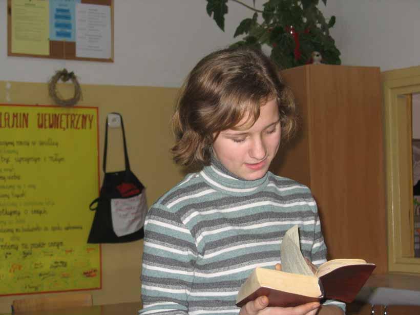 Karolina uczy się czytać