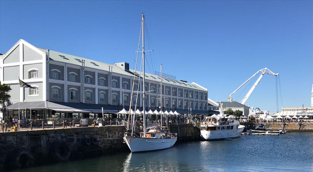 DZIEN 1 LECIMY DO AFRYKI! STARTUJEMY - LOT DO CAPE TOWN Czeka nas międzykontynentalny przelot do Kapsztadu.