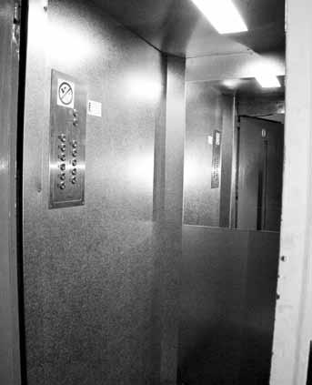 położonego za siedzibą administracji przy ulicy Powstańców a budynkiem Powstańców 54A. Wnioskowali o to już swego czasu mieszkańcy sugerując, że szpeci on tę część osiedla.