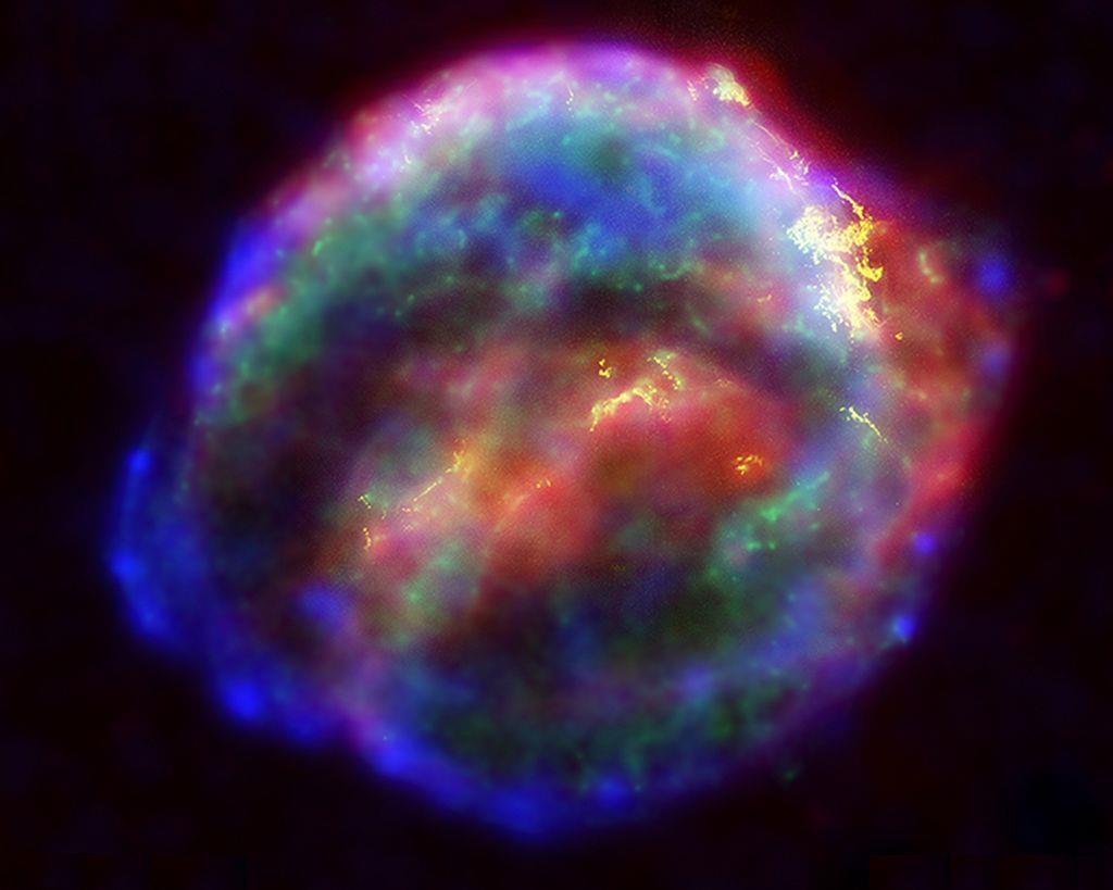 Złożenie obrazów: rentgenowskiego (niebieski i zielony - dwa kanały z satelity Chandra), optycznego (żółty - Teleskop Kosmiczny