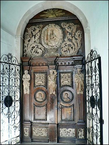 niegdyś 22 członków rodu Piastów. Już w roku 1214 pochowany w niej został jego syn, Konrad Kędzierzawy, a potem jego córka, opatka trzebnicka, Gertruda. Tutaj przypuszczalnie spoczął także książę.