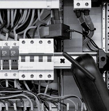 Tak łatwe jak zawieszenie magnesu na Twojej lodówce Instalacja każdego urządzenia do pomiaru energii elektrycznej może być skomplikowaną czynnością, wymagającą
