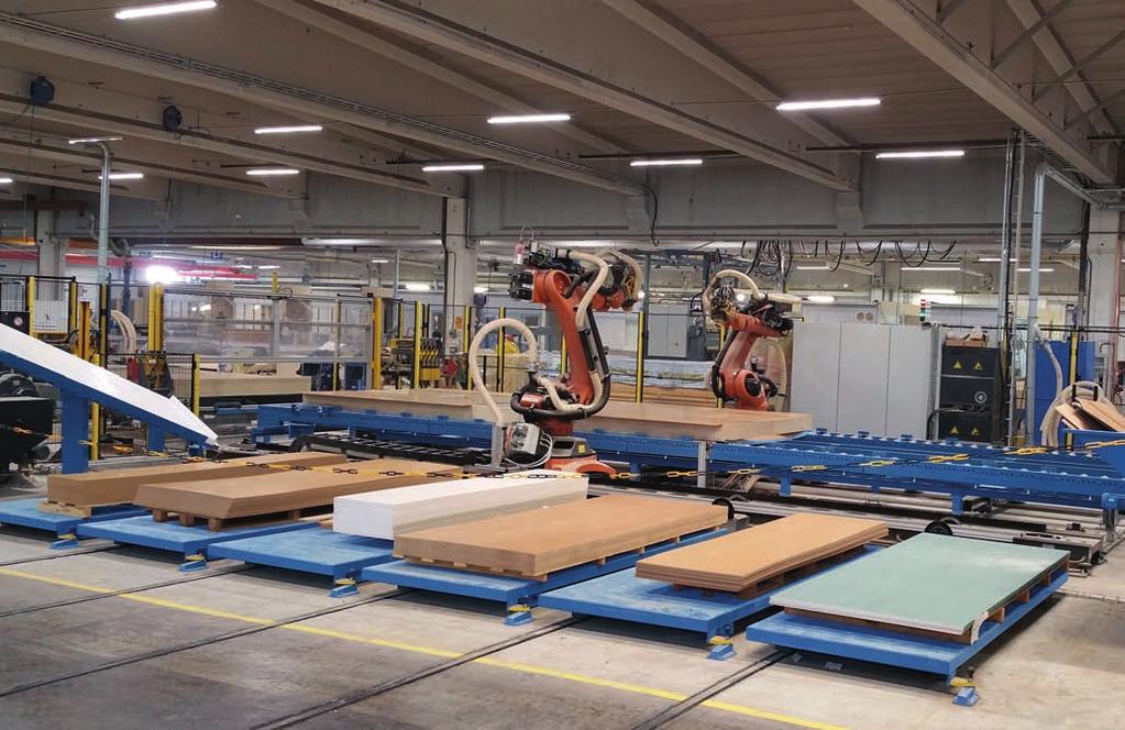 Robot 1 wyposażony w narzędzia do przykręcania rozpoczyna proces