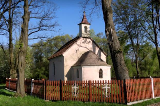Drugim, wpisanym do rejestru zabytków obiektem sakralnym jest dawna kaplica pw. Św. Katarzyny Sieneńskiej w Przybradzu Zdjęcie nr 3. Kaplica pw. Św. Katarzyny Sieneńskiej w Przybradzu Kaplica wzniesiona w 2 poł.
