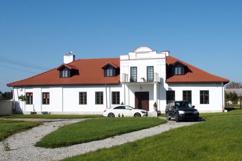 tynkowane. Okna prostokątne, zamknięte półkoliście; w prezbiterium i płd. przęśle nawy - z witrażami.