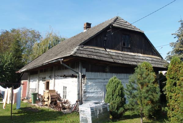 i tynkowanym detalem w formie szerokiego fryzu na wysokości górnych partii okien.