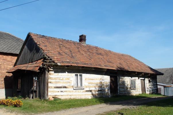 Budynek zachowuje cechy stylowe (bryła, detal architektoniczny piętra), na parterze przekształcony.