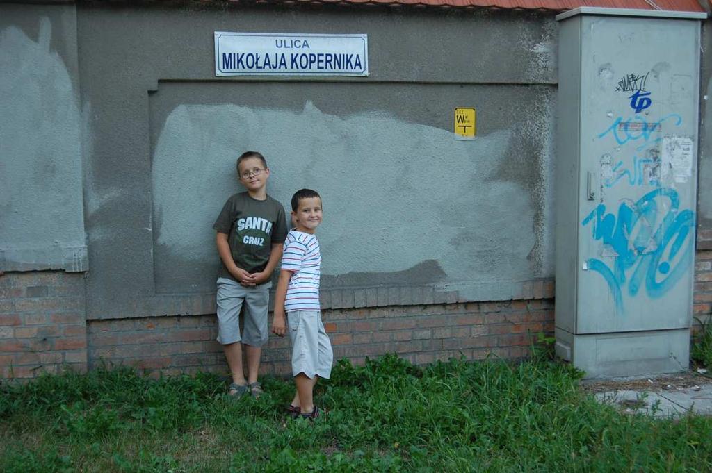 Kilka dni później wybraliśmy się równieŝ na ulicę Mikołaja Kopernika do pierwszego Obserwatorium Uniwersytetu Jagiellońskiego, aby znaleźć na ścianie budynku następny zegar słoneczny, ale niestety