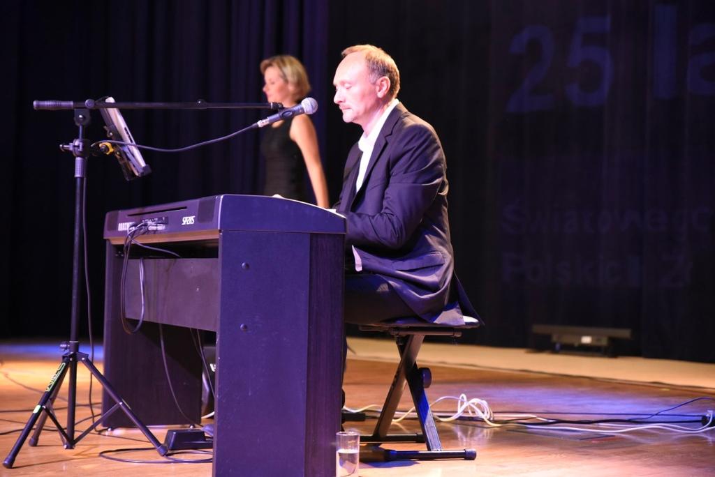Oficjalną część obchodów zakończył koncert zespołu b.dimention. Koncert zespołu b.