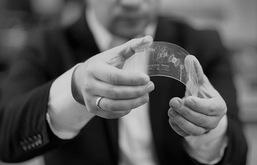 PROBLEM Elektronika drukowana ciągłe dążenie do miniaturyzacji, brak tanich i prostych technologii wytwarzania zaawansowanych technologicznie urządzeń Wyświetlacze a) przerwane bardzo cienkie ścieżki