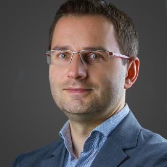 Swje dświadczenie zawdwe buduje d płwy lat 90-tych, kncentrując się na twrzeniu prgramwania krpracyjneg dla sektra telekmunikacyjneg i finansweg.