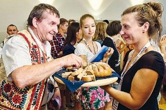 Ze zwukami festiwalneje fanfary wuklinča dnja 25. junija w Chrósćicach XII. mjezynarodny folklorny festiwal Łužica.