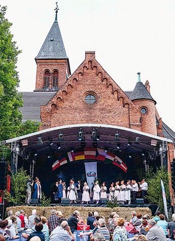 Furmicska Néptánc Egyesület z Madźarskeje, American Rhythm Folk Ensemble z USA, Myllargutens Gammaldansorkester z Norwegskeje, Zespół Góralski Zornica z Pólskeje a Ľubomír Tatarka ze Słowakskeje.