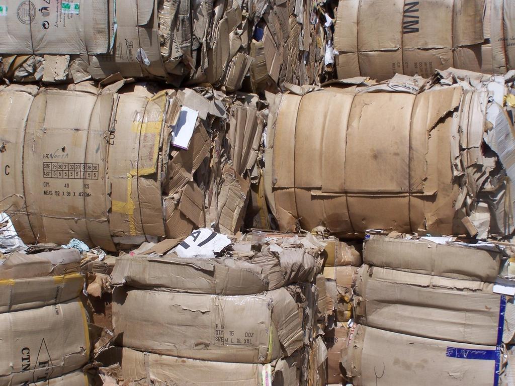 RECYKLING odzysk, w ramach którego odpady są ponownie przetwarzane na produkty, materiały lub substancje wykorzystywane w pierwotnym celu lub innych celach obejmuje to ponowne