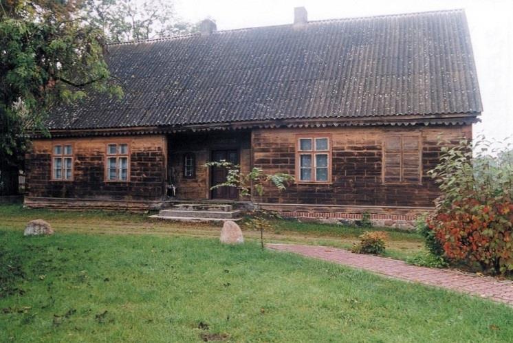 Figura Matki Boskiej Skępskiej z XVIII w. na skrzyżowaniu w centrum wsi W Osieku nad Wisłą działa również muzeum.