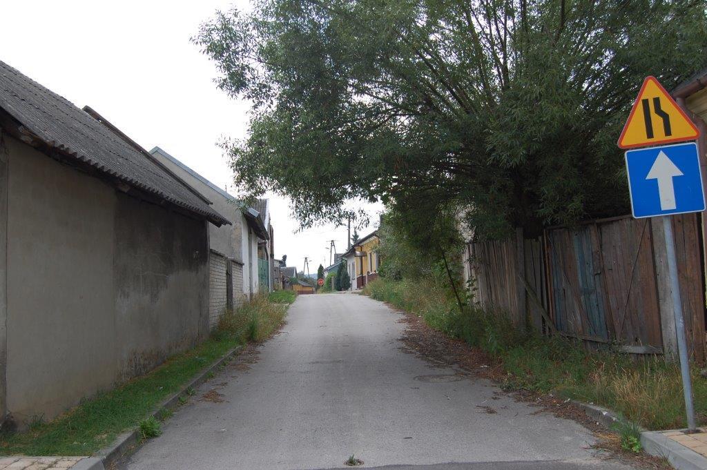 Analizując sferę przestrzenno-funkcjonalną oraz techniczną zauważa się niedostateczną ilość lub niezadawalający stan techniczny parkingów oraz ciągów pieszojezdnych (fotografie 4 7).