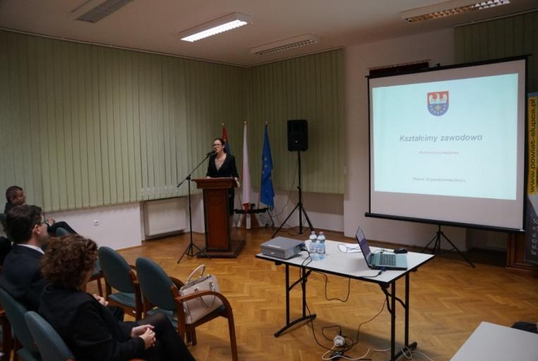 Wsparcie i wymagania W Starostwie Powiatowym w Słupcy zorganizowano konferencję pod nazwą Kształcimy zawodowo.