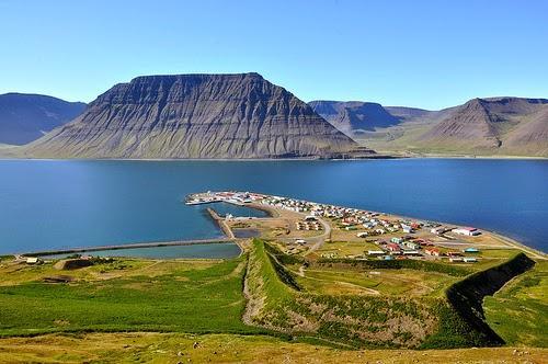 ISAFJORDUR, Islandia Poteżny Isafjordardjup wżyna się na 75 km w głąb lądu, bez mała przepoławiając półwysep.