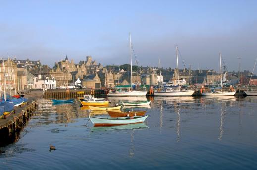 ODWIEDZANE MIEJSCA (orientacyjne ceny) LERWICK, Szetlandy Szetlandy wyróżnia przepiękny krajobraz łagodne, zielone pagórki, białe, piaszczyste plaże, strome klify.