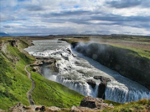 REYKJAVIK, Islandia Reykjavik to jedyne miejsce w Islandii, w którym można poczuć atmosferę dużego miasta. Stolica jest pięknie położona na południowym brzegu zatoki Faxafloi.