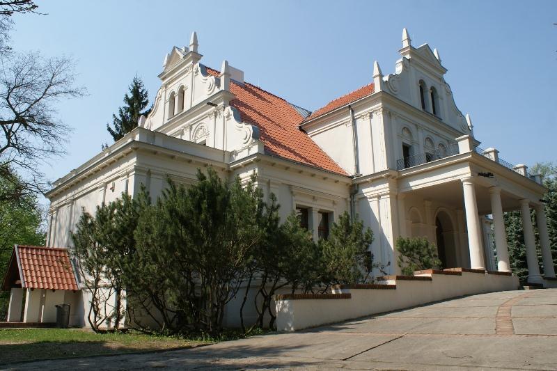 Fotografia 4. Pałac - willa neobarokowa w Pomarzanowicach Źródło: pobiedziska.