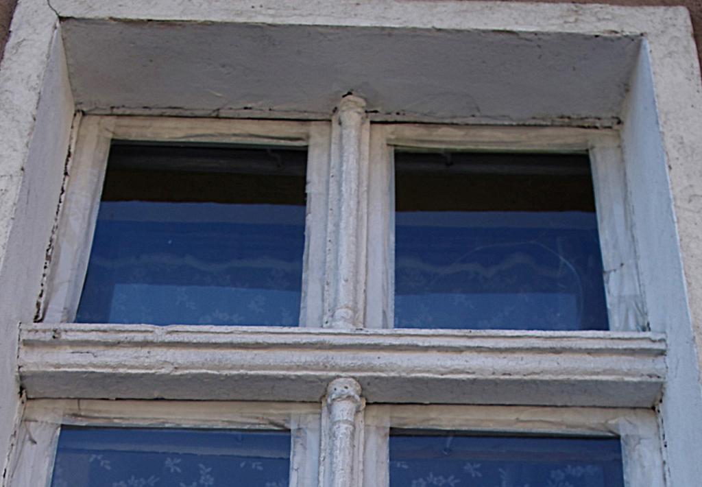 okno w kamienicy przy ul. Mochnackiego 2. Fot.