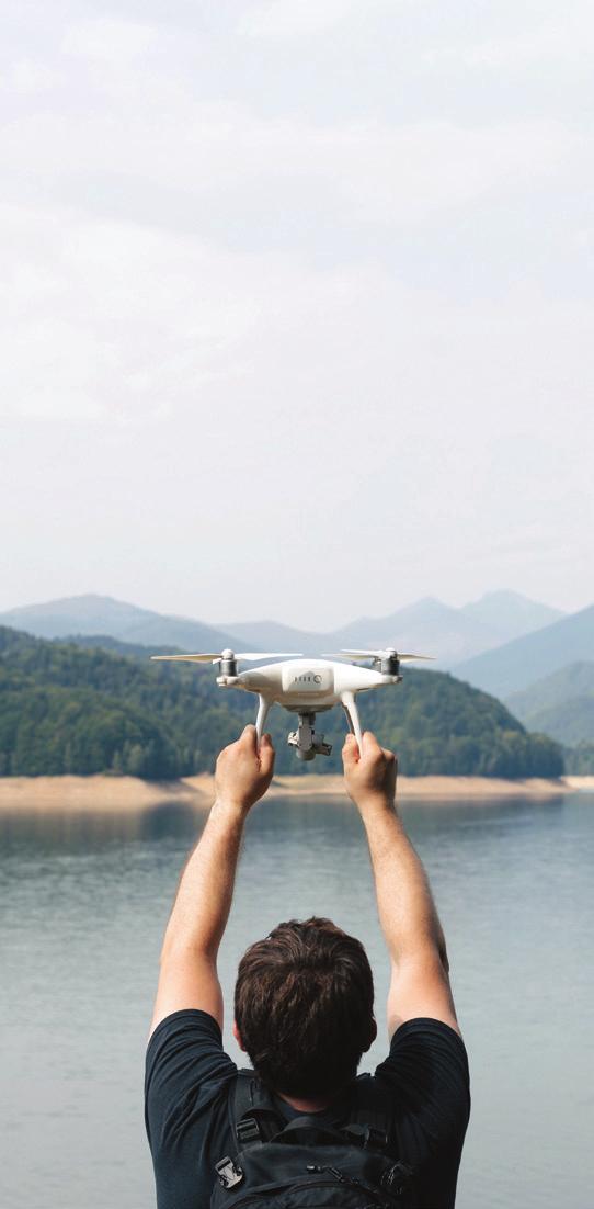 Jak przewieźć drona samolotem i latać nim bezpiecznie podczas wakacji? Przed podróżą warto zapoznać się z przepisami, które zostały ustanowione w danym państwie.