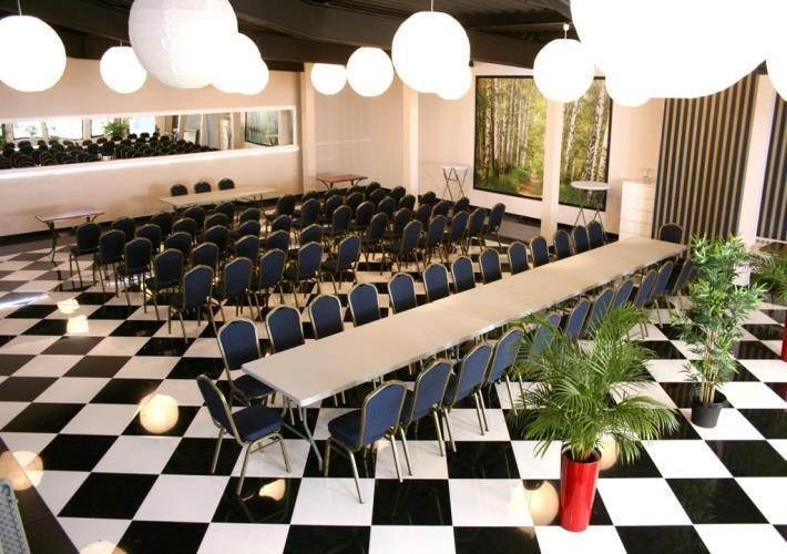 KONFERENCJE Do Państwa dyspozycji oddajemy sale konferencyjne mogące pomieścić w układzie kinowym od 50 do 150 osób.