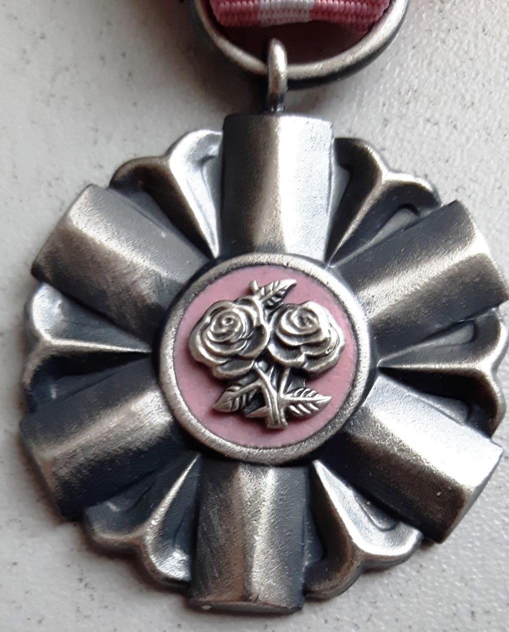 Część II Medal Za Długoletnie Pożycie Małżeńskie Odznaką Medalu Za Długoletnie Pożycie Małżeńskie jest medal w kształcie stylizowanej, sześciopromiennej, srebrzonej, oksydowanej gwiazdy o średnicy 35