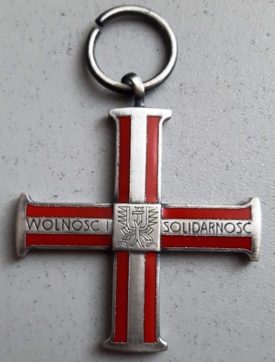 Krzyż Wolności i Solidarności Odznaką Krzyża Wolności i Solidarności jest krzyż równoramienny, srebrzony i oksydowany, o ramionach w przekroju spłaszczonego ośmioboku.