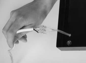 KROK 3 Przeciągnij przewód elektryczny okapu przez otwór który znajduje się w