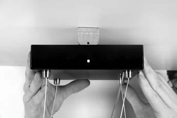 Przewód podłącz do kostki elektrycznej znajdującej się przy suficie.