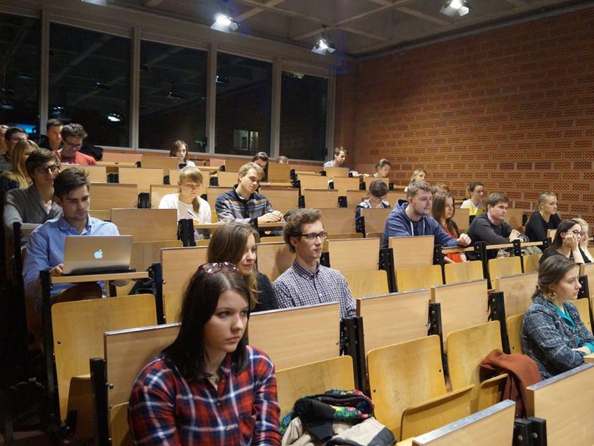 Członkowie koła spotykają się regularnie, aby wspólnie przedyskutować interesujące ich tematy z zakresu ubezpieczeń społecznych i gospodarczych.